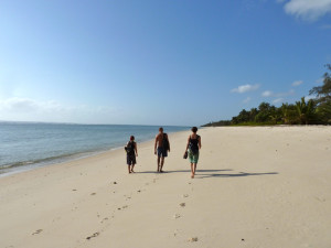 Spaziergang mit FreundInnen am Strand bei Kilifi (Kenia)